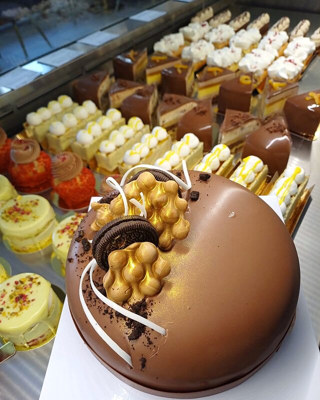 Entremet de ciocolată cu sfere aurii și biscuiți de ciocolată