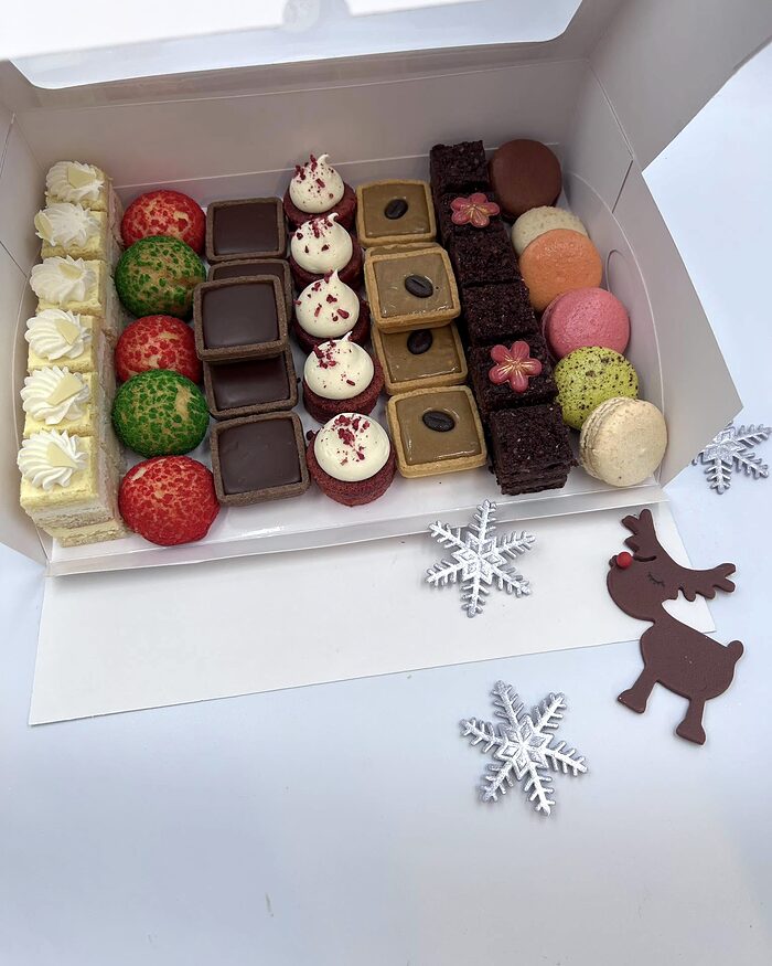 Cutie cu prăjituri mici asortate, bomboane și macarons