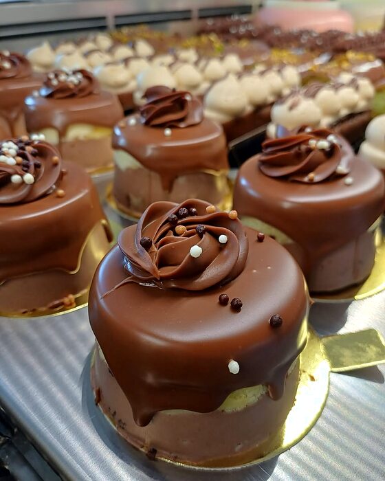Entremet cu glazură de ciocolată și rozetă de cremă