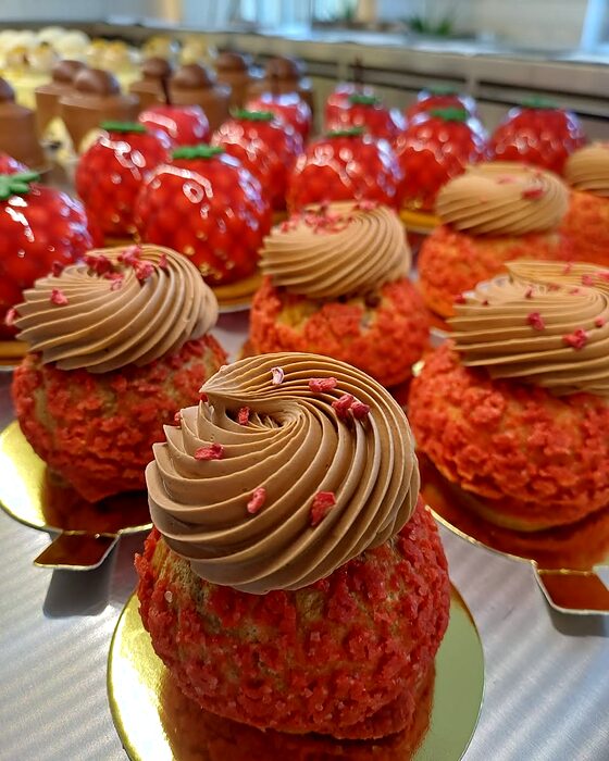 Choux cu cremă de ciocolată, pe bază crocantă roșie