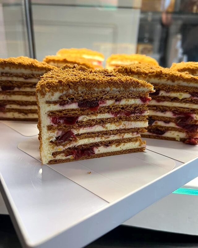 Secțiune de tort cu foi de miere și vișine