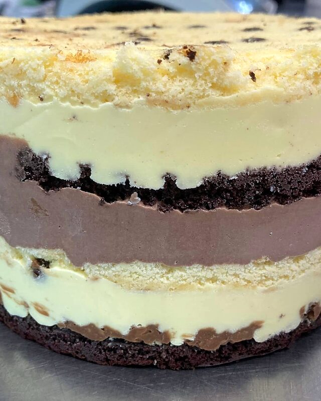 Secțiune de tort cu blat de ciocolată neagră și cremă albă
