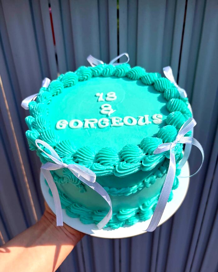 Tort turcoaz cu buttercream și fundițe, cu mesaj aniversar