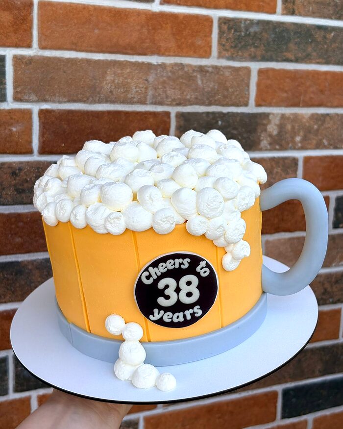 Tort în formă de halbă de bere, cu spumă din buttercream