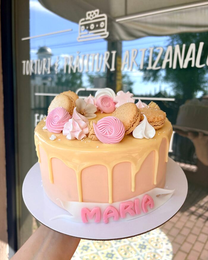 Tort piersică cu macarons și flori de zahăr