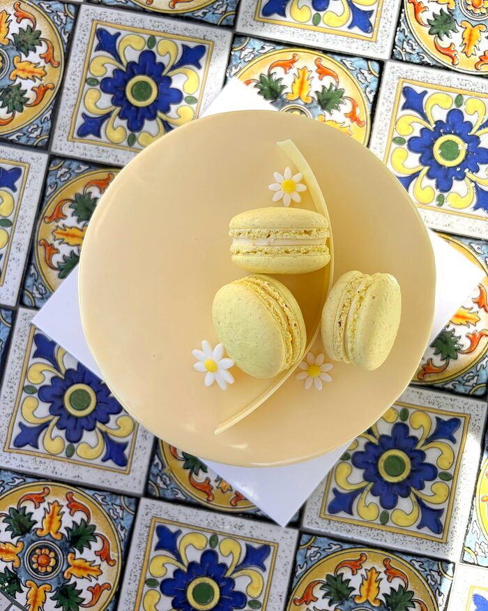 Tort crem cu macarons și felii de citrice confiate