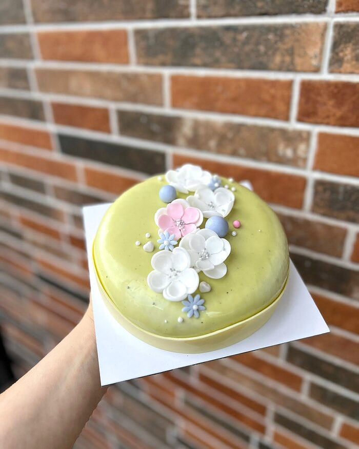 Tort verde pal cu flori albe de zahăr