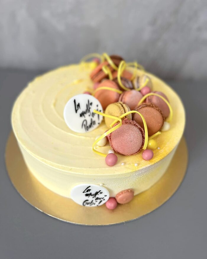 Tort crem cu macarons și sfere aurii