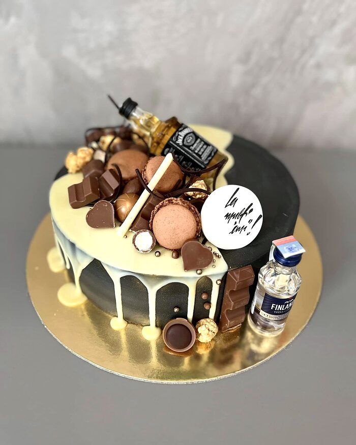 Tort crem cu drip, sticlă miniatură și macarons