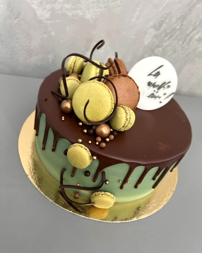 Tort cu drip de ciocolată, sfere aurii și macarons