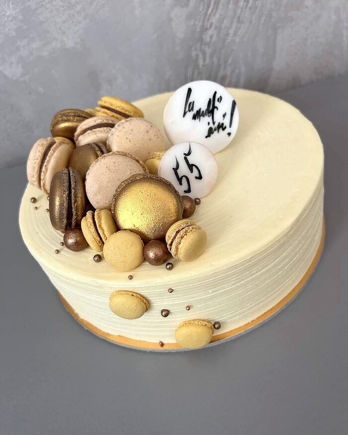 Tort crem cu macarons și mesaj aniversar pe disc