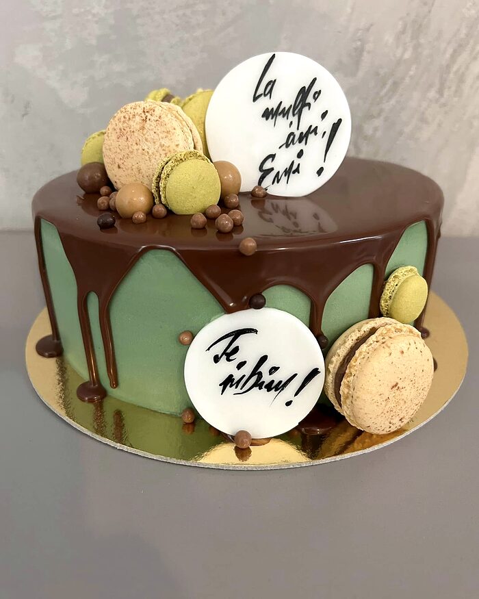 Tort verde cu glazură de ciocolată și macarons