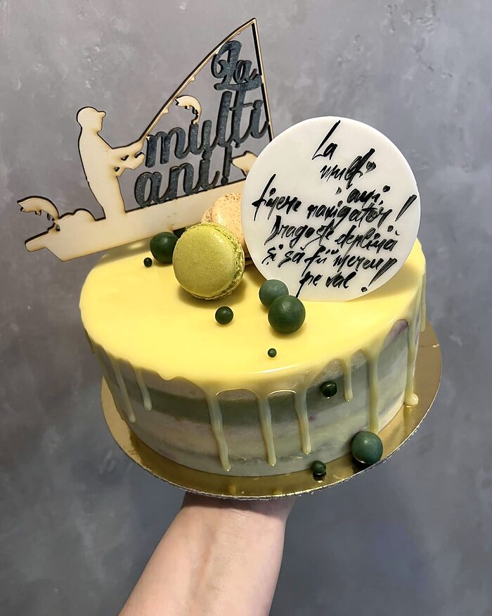 Tort galben cu drip de ciocolată și macarons