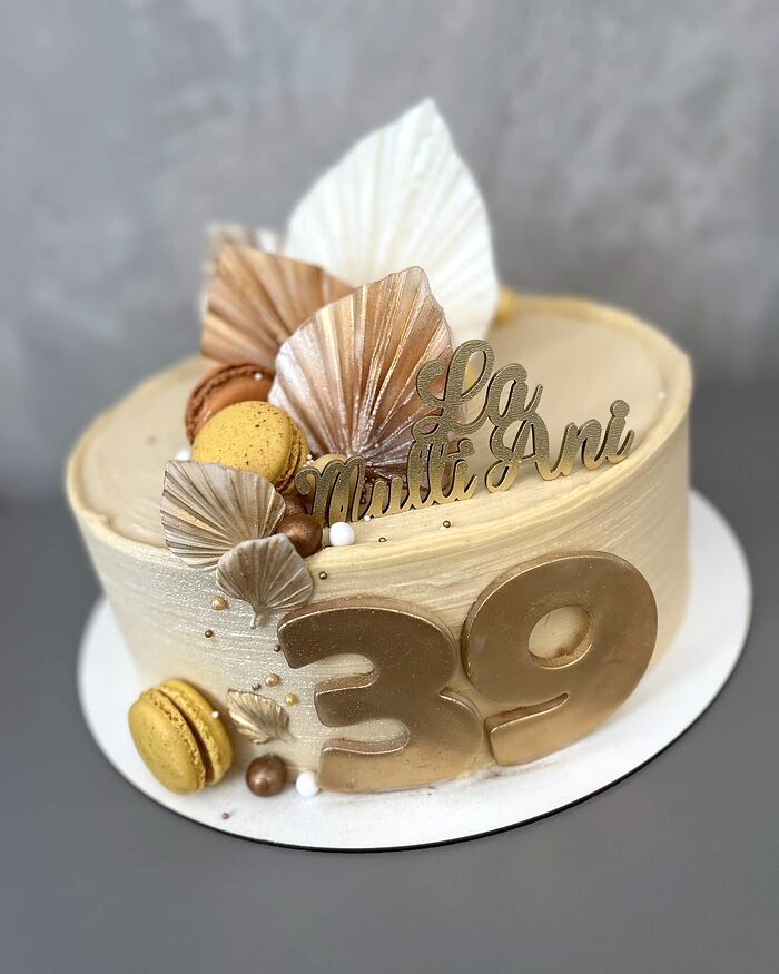 Tort crem cu cifra 30 și evantai auriu