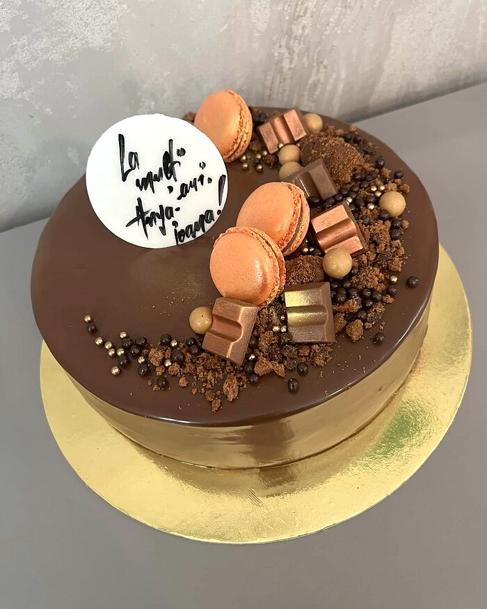 Tort de ciocolată cu macarons și sfere aurii