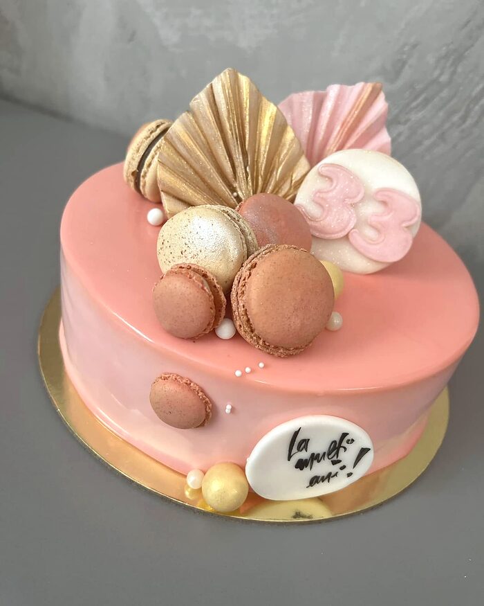 Tort roz cu macarons și evantai de zahăr