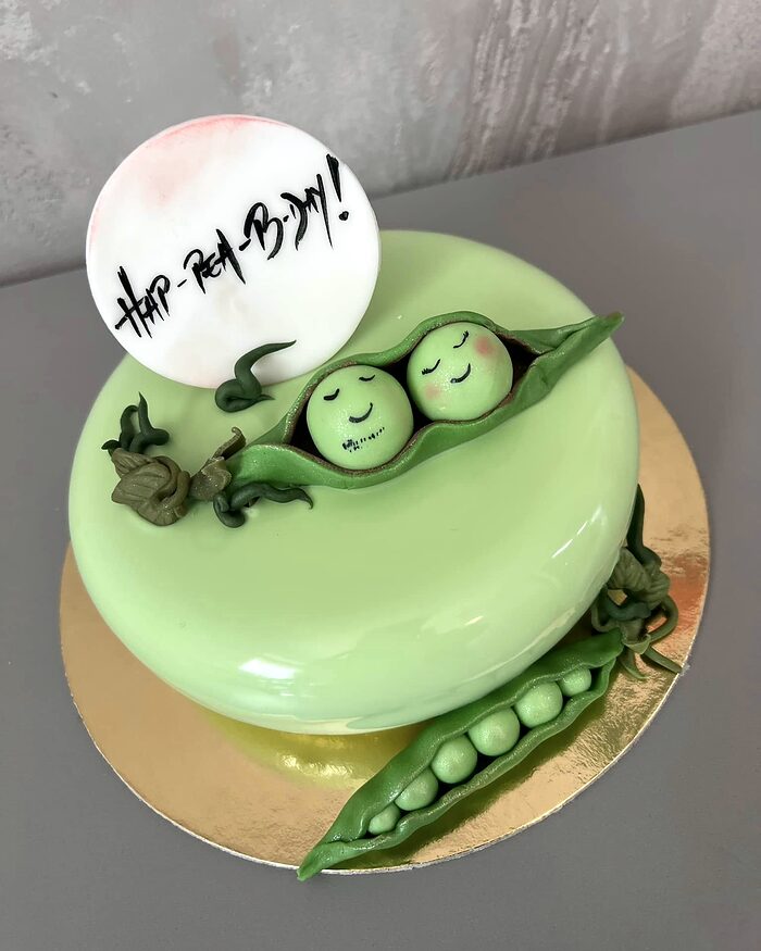 Tort verde cu glazură-oglindă și figurine modelate