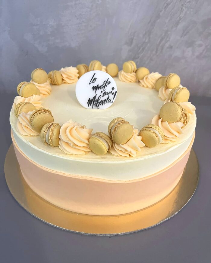 Tort în degrade crem cu macarons și sfere aurii