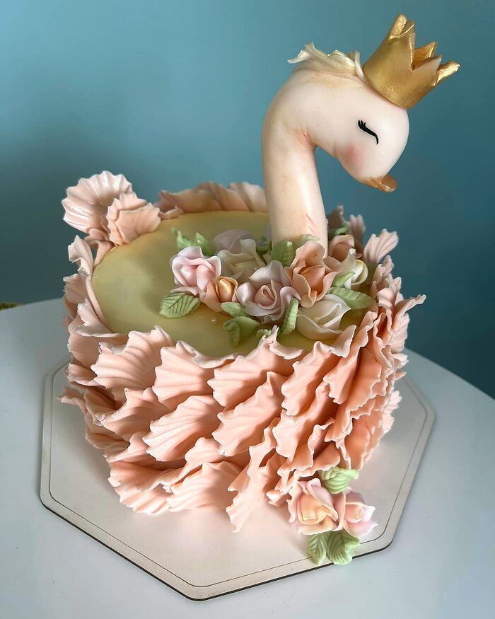 Tort de botez cu lebădă modelată și volane roz