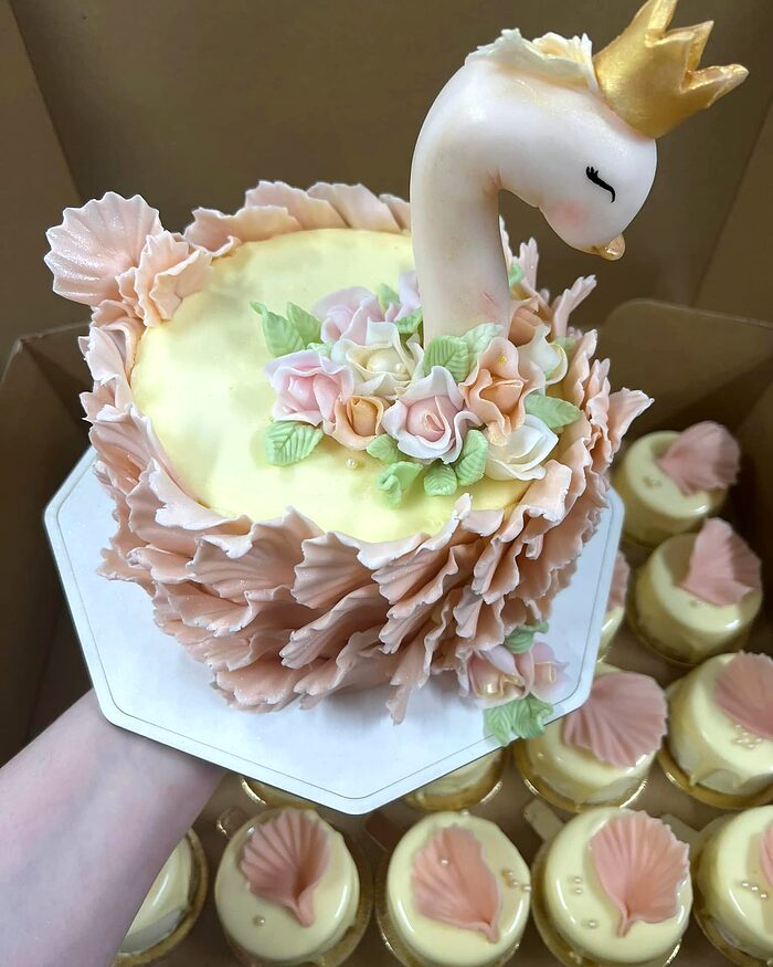 Tort de botez cu lebădă și flori de zahăr