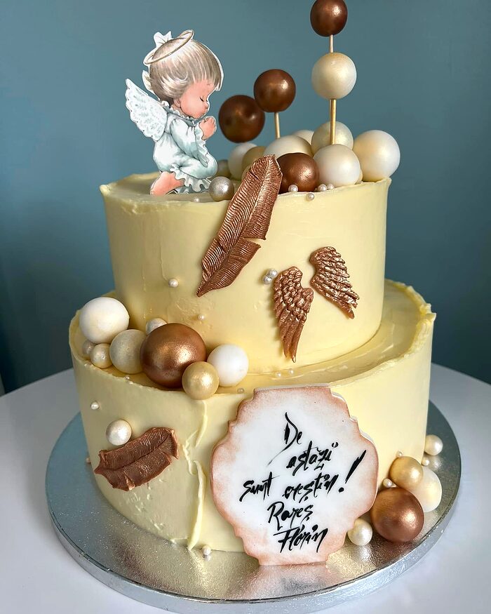 Tort de botez crem cu aripi de înger și baloane