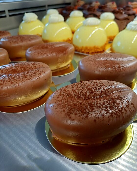 Entremet de ciocolată cu lapte, pudrat cu cacao