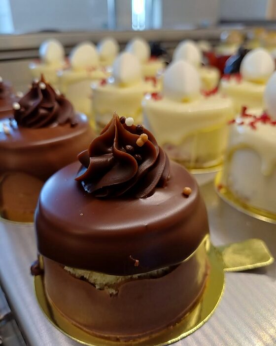 Mousse de ciocolată cu rozetă de cremă, văzut de aproape